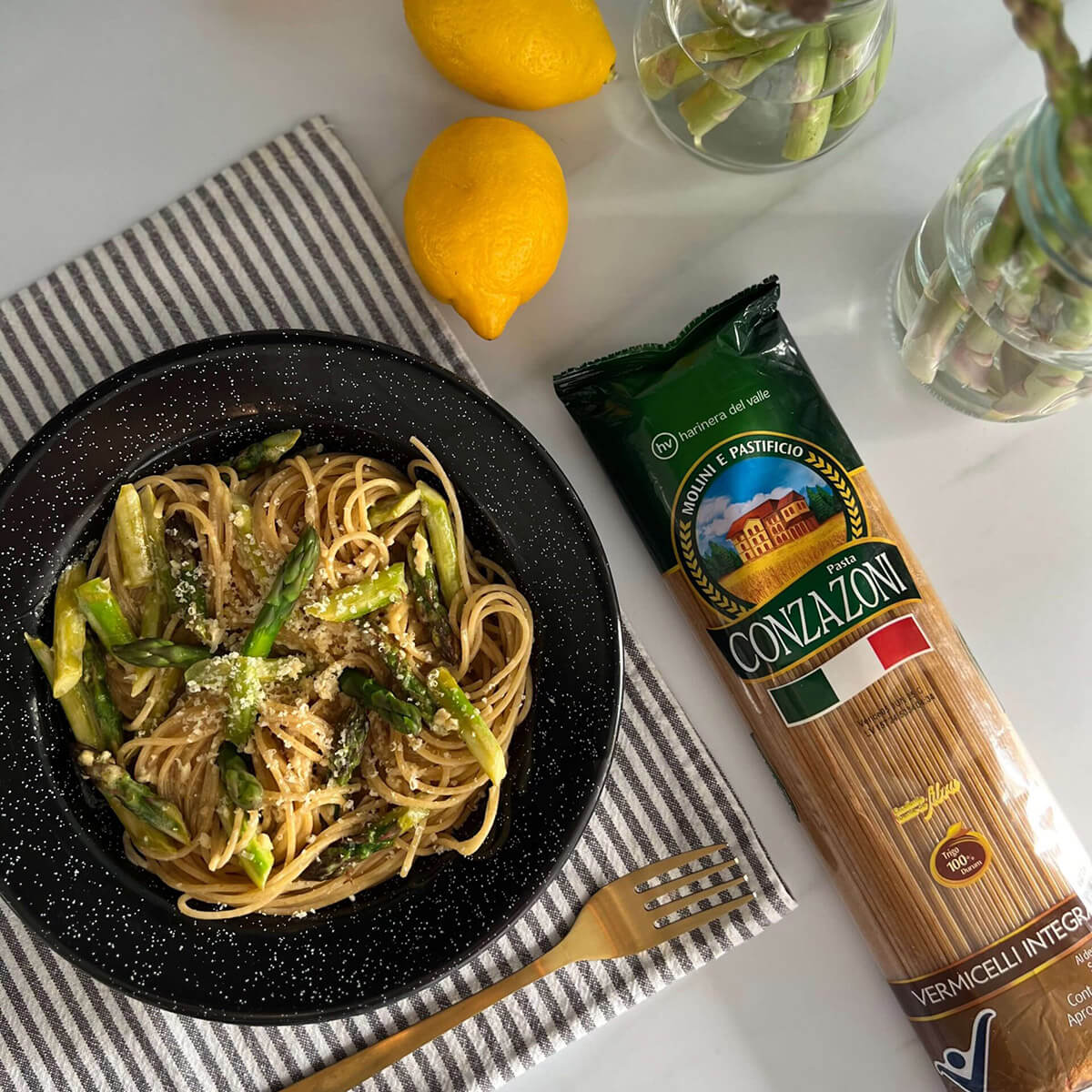 Vista superior de Vermicelli Integral con espárragos y mostaza